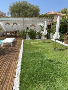 Jardin maison rénovation conseils décoration idées banquette dure pergola