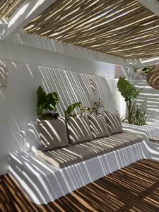 Jardin maison rénovation conseils décoration idées banquette dure pergola