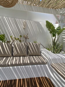 Jardin maison rénovation conseils décoration idées banquette dure pergola