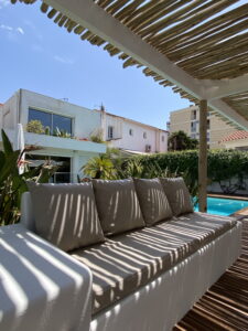 Jardin maison rénovation conseils décoration idées banquette dure pergola