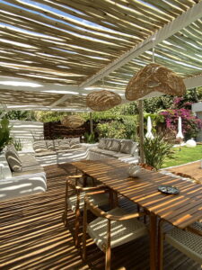 Jardin maison rénovation conseils décoration idées banquette dure pergola